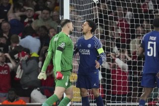 Donnarumma (à gauche) a sorti le grand jeu face à Arsenal mardi KEYSTONE/AP/Kin Cheung